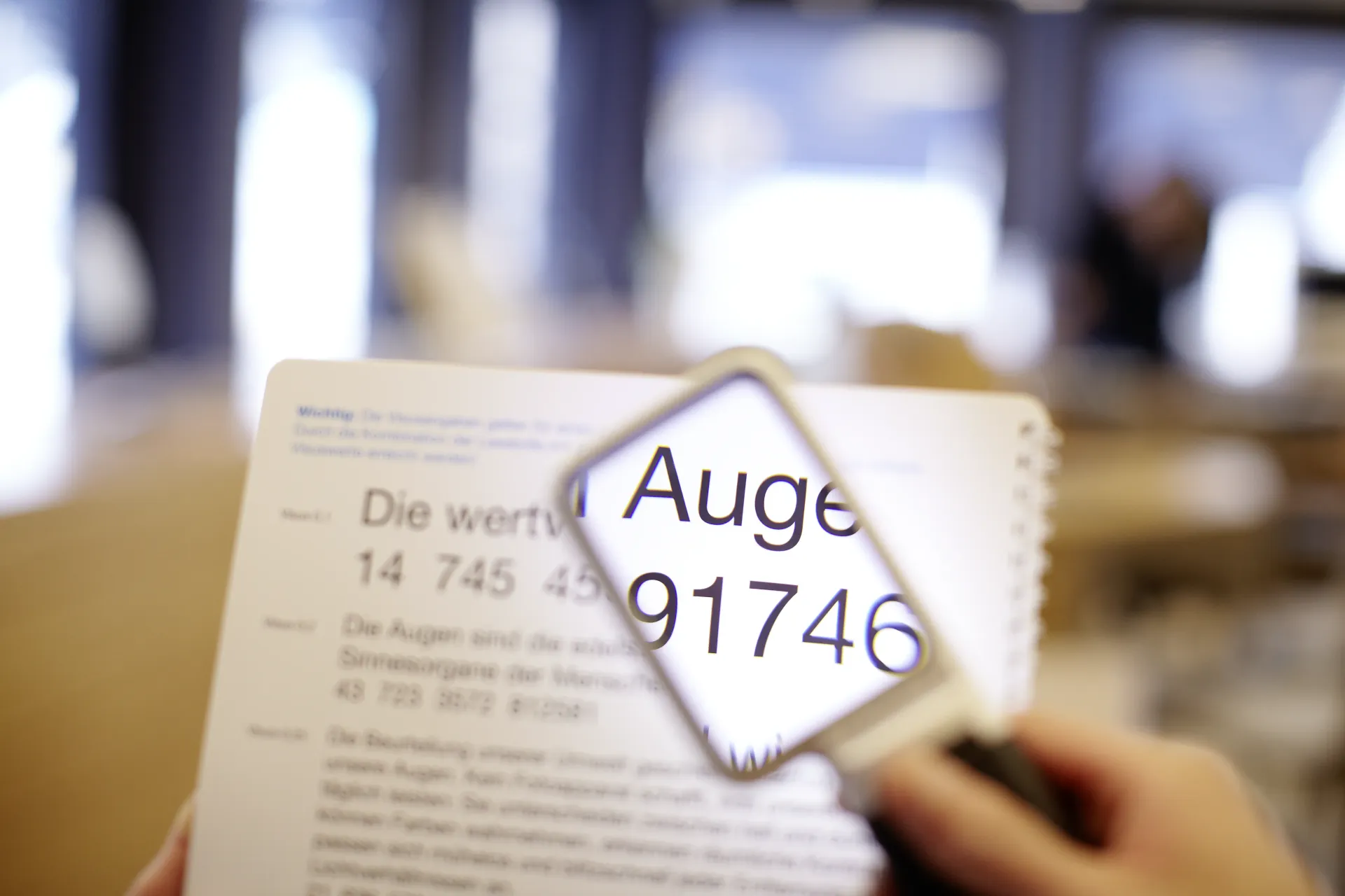 Lesen mit einer Lupe — vergrößernde Sehhilfen bei Optiker Carl Müller