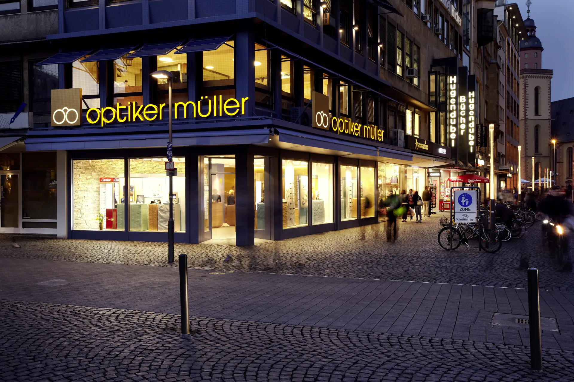 Ladengeschäft von Optiker Carl Müller im Herzen Frankfurts am Abend