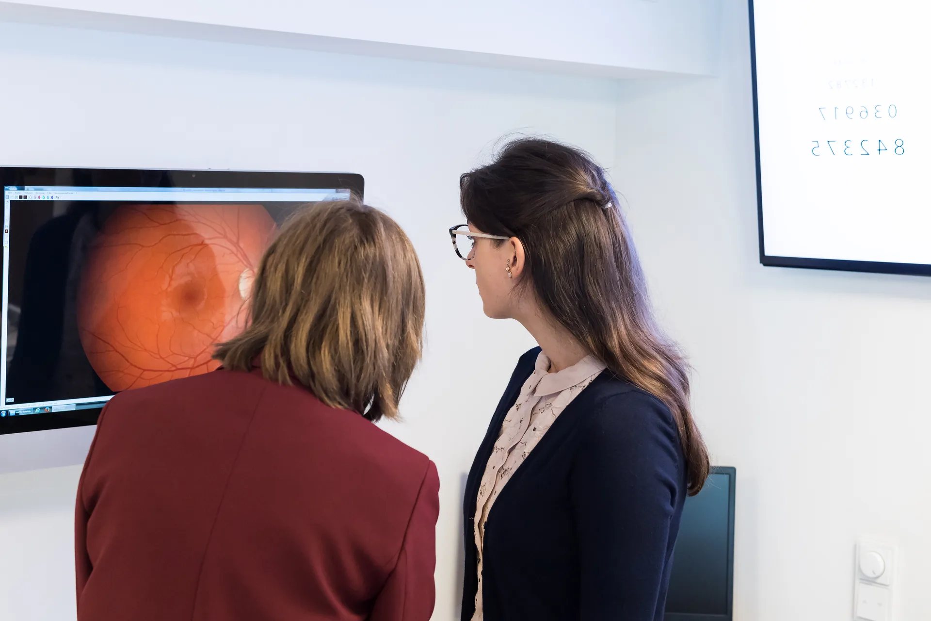 Auswertung einer Netzhautaufnahme am Bildschirm beim Seh-Check-up von Optiker Carl Müller