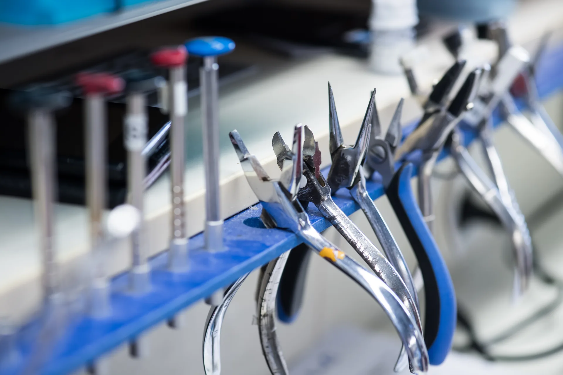 Zangen und Werkzeug in der eigenen Werkstatt von Optiker Carl Müller